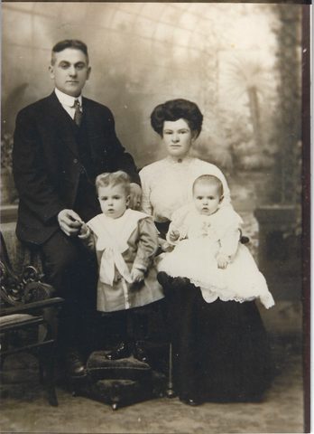 UncleMartin_AuntDora_andCousins_MIKEL_SCHULTZ